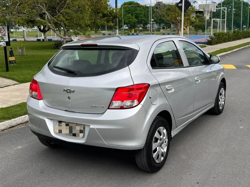 Onix Hatch LT 1.0 8V Flex Power — foto 4